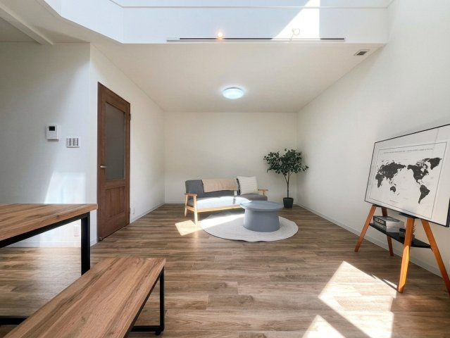 星置３条４丁目 戸建の居間・リビング|壁面豊富で家具の配置もラクラクです（３ＬＤＫ世帯）