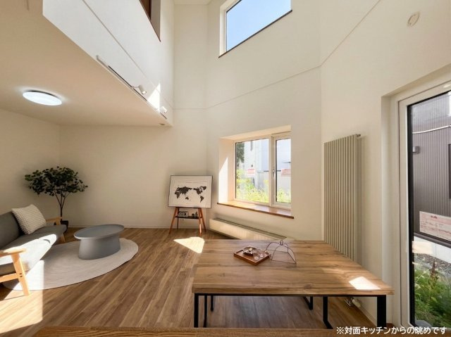 星置３条４丁目 戸建の居間・リビング|対面キッチンからリビングを見渡せます（３ＬＤＫ世帯）
