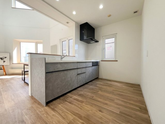 星置３条４丁目 戸建のキッチン|奥行のある広々とした対面キッチン（３ＬＤＫ世帯）