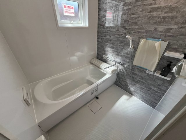 星置３条４丁目 戸建の浴室|追い焚き付き一坪バスルーム（３ＬＤＫ世帯）