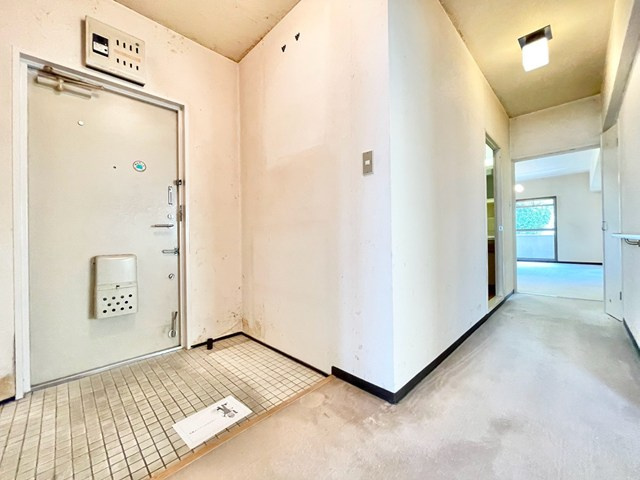【玄関】 | 千里中央ガーデンズ | こちらの物件近くの教育施設や、スーパー・公園など、物件周辺の住環境を併せてご案内させて頂きます。ぜひ、現地での暮らしをイメージなさって下さい！
