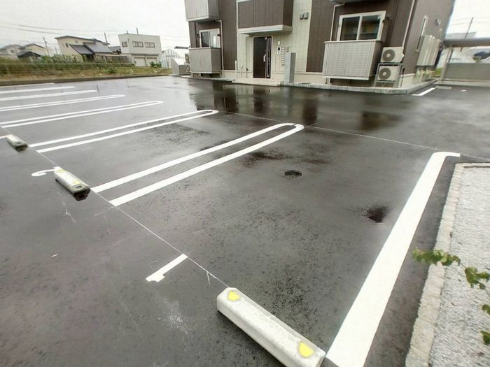 クレスト・ラメールの駐車場