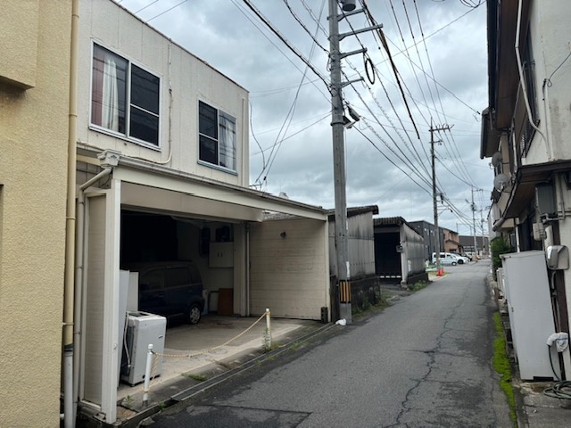 岡山市南区東畦　売土地の前面道路含む現地写真|建物面積１６９．６４㎡。
現況渡しとなります。