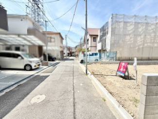 【前面道路含む現地写真】 | 緑ヶ丘北町２丁　新築戸建 | 食器洗浄機付きのシステムキッチン！対面式を採用したキッチンですので、リビングで寛ぐご家族をいつも感じられます！会話を楽しみながら家事ができますね♪