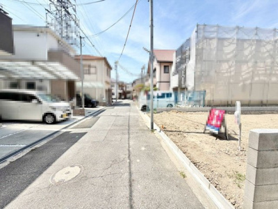 【前面道路含む現地写真】 | 緑ヶ丘北町２丁　新築戸建 | 食器洗浄機付きのシステムキッチン！対面式を採用したキッチンですので、リビングで寛ぐご家族をいつも感じられます！会話を楽しみながら家事ができますね♪