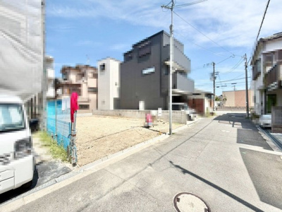 【前面道路含む現地写真】 | 緑ヶ丘北町２丁　新築戸建 | 家族を身近に感じるリビング階段です♪帰宅後に必ずリビングを通るので、顔を合わせて『ただいま』『おかえり』のやり取りが自然にできる住まい！