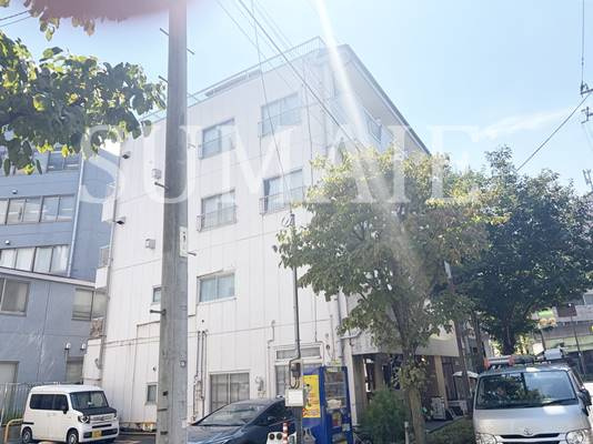 安居ビルのエントランス