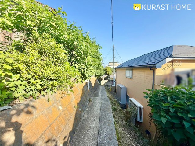 横浜市西区霞ケ丘　建築条件なし土地の前面道路含む現地写真
