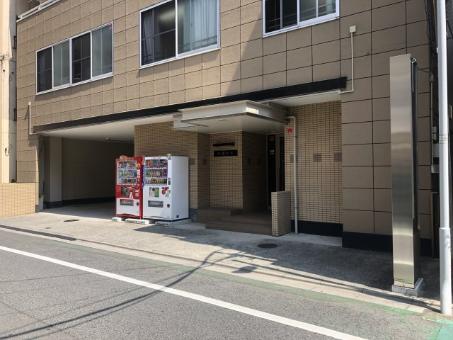 雄治ビルのエントランス