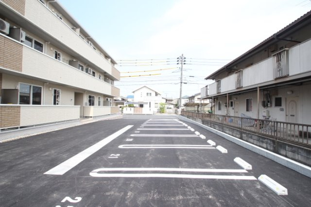 ヴェルドミール B棟の駐車場