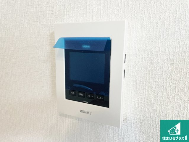 東大阪市加納　新築一戸建ての防犯設備|カラーモニターインターホン！声だけでなく来訪者の姿や顔がモニターで確認できるので、小さなお子様がいらっしゃるご家庭でも安心できます！