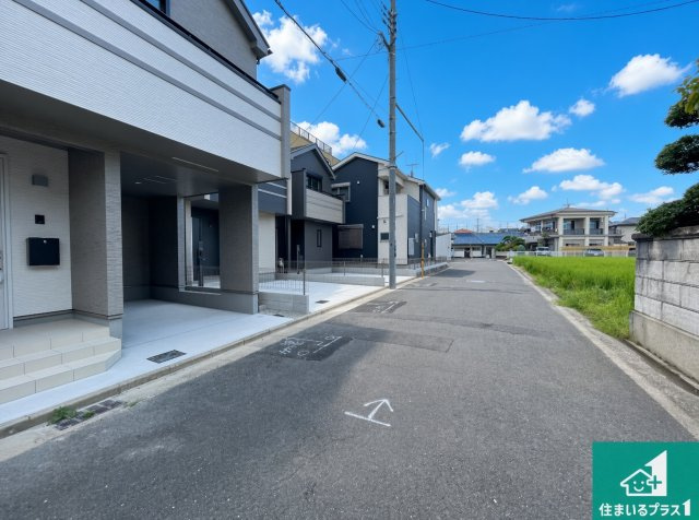 東大阪市加納　新築一戸建ての前面道路含む現地写真|周辺は閑静な住宅街！前面道路広々で車の出し入れも便利です。駐車が苦手な方でも安心して車庫入れできます！