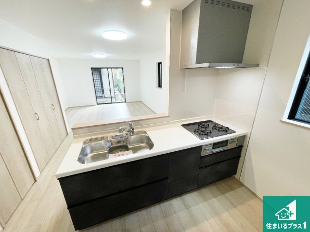 東大阪市加納　新築一戸建てのキッチン|リビングと統一感があり、使い勝手のいいキッチン。広々としているので、二人並んで作業が出来ちゃいます。お子様と一緒に色々なお料理に挑戦できるスペースがあります。