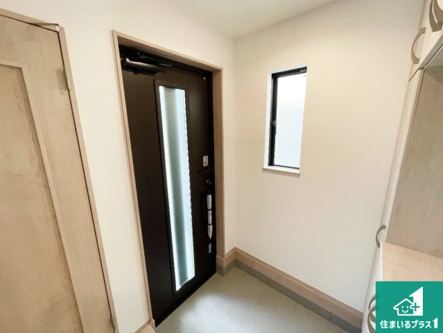 東大阪市加納　新築一戸建ての玄関|シューズボックスにはたくさんの靴が収納できるので玄関周りはいつもスッキリ！ご家族が増えても安心！