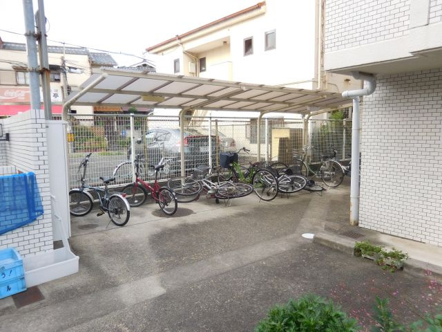高槻市富田町１丁目の賃貸マンションの駐車場