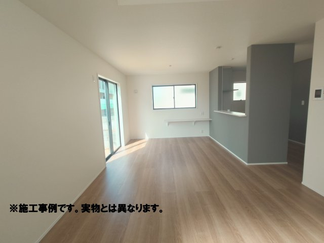 リーブルガーデン高松市香川町第九◇みらいエコ住宅2026事業補助金対象の長期優良住宅の居間・リビング|リビング完成予想図
広いリビングはくつろぐだけでなく、食事、仕事、勉強、来客対応まで一つの空間でしやすくなります。また、暮らし方の変化に合わせやすいメリットもあります！