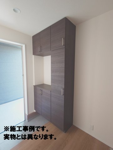 リーブルガーデン高松市香川町第九◇みらいエコ住宅2026事業補助金対象の長期優良住宅の玄関|シューズBOX完成予想図
玄関を常に整理整頓された状態に保ち、収納力を大幅に向上可能です。可動棚付きなので、ブーツや高さのある靴も簡単に収納できます(^^♪
