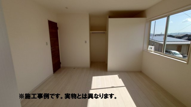 リーブルガーデン高松市香川町第九◇みらいエコ住宅2026事業補助金対象の長期優良住宅の収納|ウォークインクローゼット完成予想図
衣類やバッグ、季節物などを一か所にまとめて大量収納でき、コーディネートや家事動線が効率化する便利なウォークインクローゼットが設置されています。