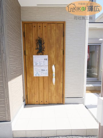 姫路市第9下手野（全3棟）3号棟の玄関|同社施工例です。