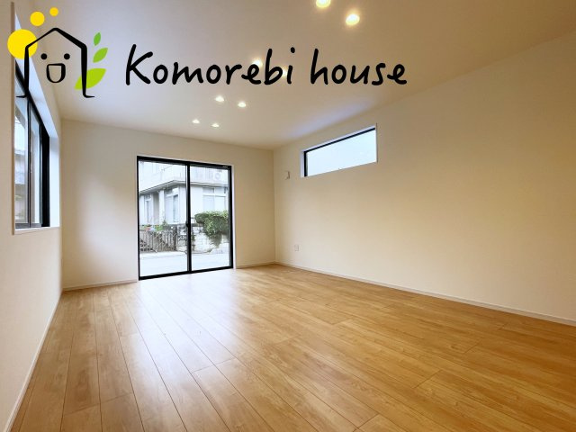 さいたま市大宮区上小町　13期　新築一戸建て　KEIAI GRACE　01の居間・リビング|おしゃれな居間です