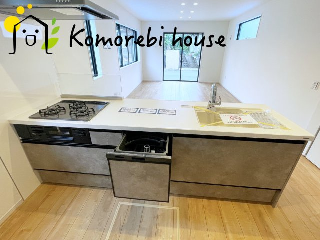 さいたま市大宮区上小町　13期　新築一戸建て　KEIAI GRACE　01のキッチン|コンパクトなキッチンで掃除もラクラク