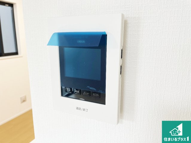 東大阪市加納　新築一戸建ての防犯設備|カラーモニターインターホン！声だけでなく来訪者の姿や顔がモニターで確認できるので、小さなお子様がいらっしゃるご家庭でも安心できます！