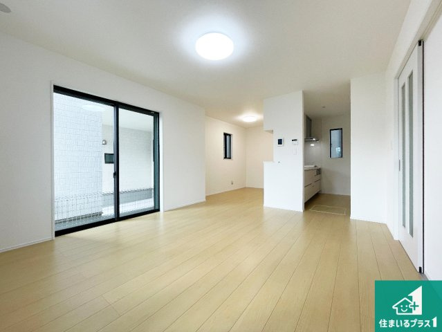 東大阪市加納　新築一戸建ての居間・リビング|シンプルなリビングは、観葉植物等のインテリアを楽しめますね！パパ好みにも、ママ好みにも家具次第で雰囲気を変えることができます！