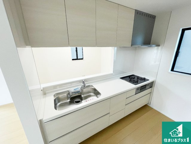 東大阪市加納　新築一戸建てのキッチン|リビングと統一感があり、使い勝手のいいキッチン。広々としているので、二人並んで作業が出来ちゃいます。お子様と一緒に色々なお料理に挑戦できるスペースがあります。