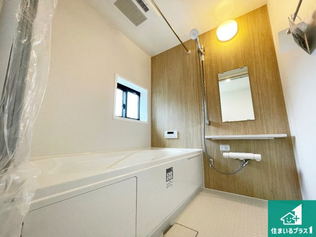 東大阪市加納　新築一戸建ての浴室|足をゆったり伸ばして寛げる浴槽です。窓が設けられていますので差し込む光が明るく穏やかな雰囲気にしてくれます♪浴室乾燥機も設置しているので、雨の日の洗濯物も安心です♪