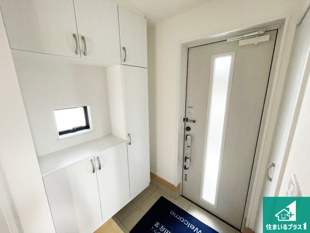 東大阪市加納　新築一戸建ての玄関|シューズボックスにはたくさんの靴が収納できるので玄関周りはいつもスッキリ！ご家族が増えても安心！