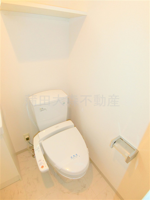 エクシム大森のトイレ|上部棚と温水暖房便座付きのトイレ
