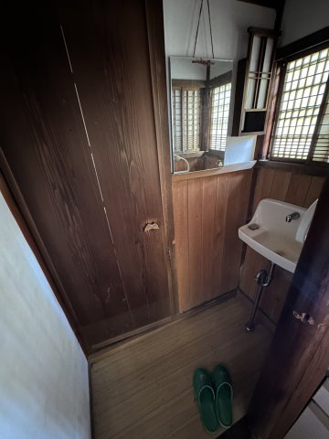 津山市材木町　古民家＋離れ　９Kの洗面所|西側トイレ