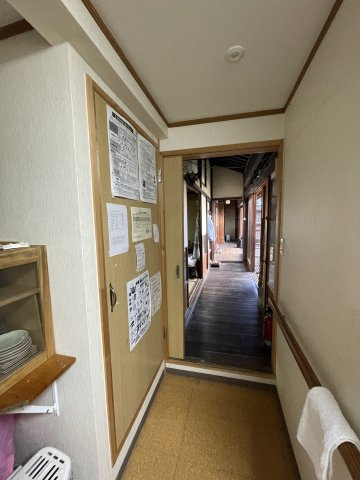 津山市材木町　古民家＋離れ　９Kのその他|写真左側のドアから階段へ続きます
