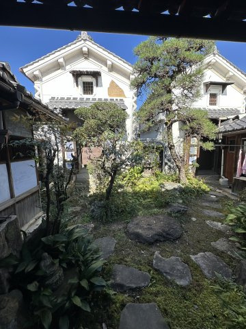津山市材木町　古民家＋離れ　９Kの庭|母屋和室からお庭へ