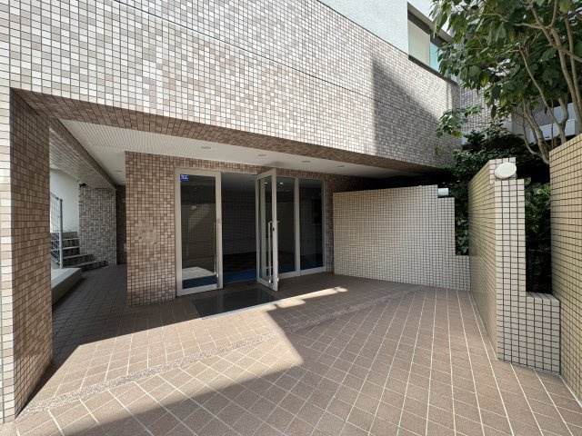 コスモ舞子坂弐番館のエントランス