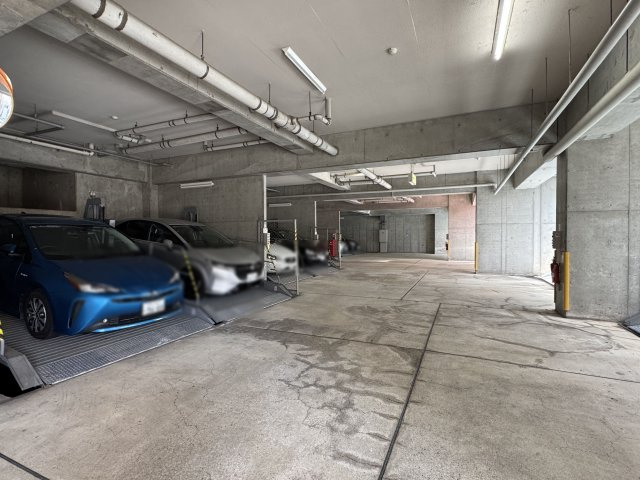 コスモ舞子坂弐番館の駐車場