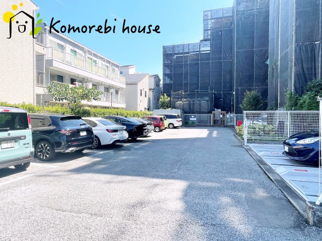 ローヤルシティ大宮宮原の駐車場|駐車場に車を止められます