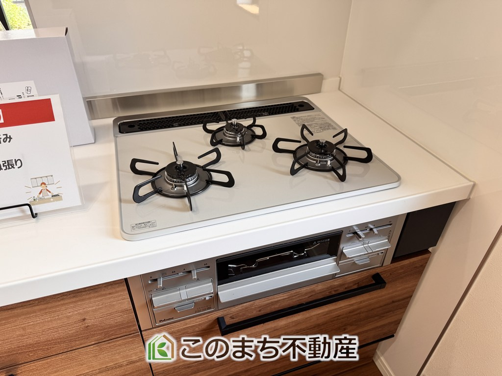 宇都宮市鶴田町再生住宅のキッチン|三ツ口コンロ採用で、同時調理もスムーズ◎！お料理を並べられるカウンター付きで、配膳・片付けをサポート！リビングで過ごすご家族とコミュニケーションを楽しみながら作業可能です♪