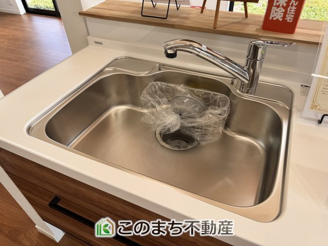 宇都宮市鶴田町再生住宅のキッチン|ビルトイン型浄水器を内蔵したキッチン水栓。お米を研いだり、野菜を洗ったりするときなど用途に応じてワンタッチで浄水に切り替えが可能です。カートリッジ式なので、フィルターを簡単に交換する事が出来ます。