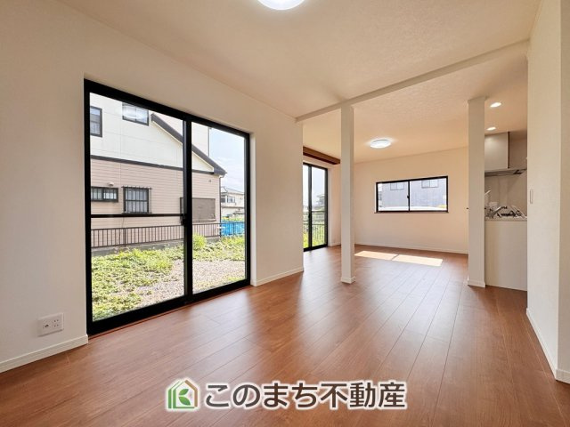 宇都宮市鶴田町再生住宅の居間・リビング|開放感のある広々としたリビング☆家族みんなでゆったりくつろげます♪
南側から暖かな日差しが差し込みます♪キッチンからリビングの様子がよく見渡せます☆