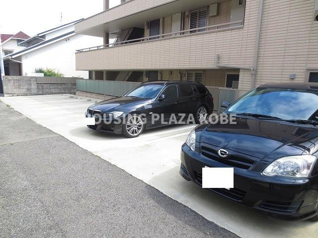 潮見台コートの駐車場