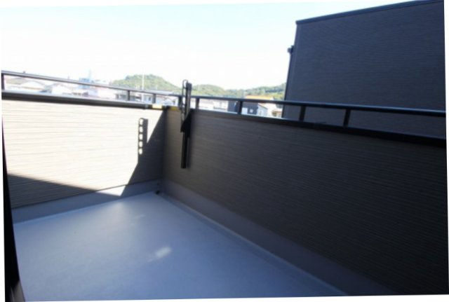 東石立町　新築戸建　1号棟　（全2区画）のバルコニー|2F　東の部屋　8.0帖+WCL+バルコニー　