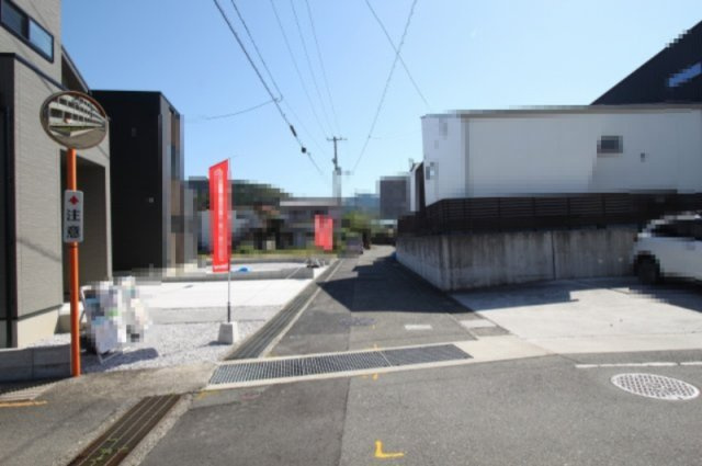 東石立町　新築戸建　1号棟　（全2区画）の前面道路含む現地写真|前面道路　西側　幅　4.1ｍ　北側　幅　4.05ｍ