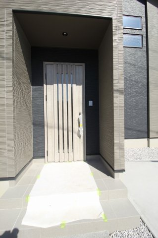 東石立町　新築戸建　1号棟　（全2区画）の玄関