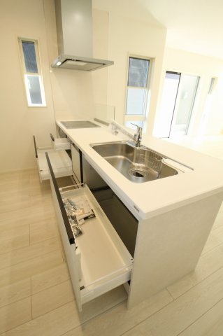 東石立町　新築戸建　1号棟　（全2区画）のキッチン|収納
