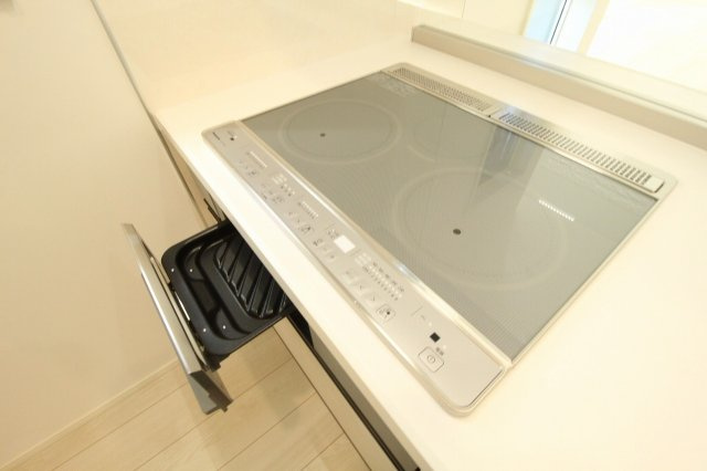 東石立町　新築戸建　1号棟　（全2区画）のキッチン|ＩＨクッキングヒ－タ－