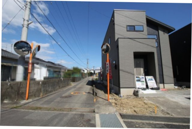 東石立町　新築戸建　1号棟　（全2区画）の前面道路含む現地写真|前面道路　西側　幅　4.1ｍ　北側　幅　4.05ｍ