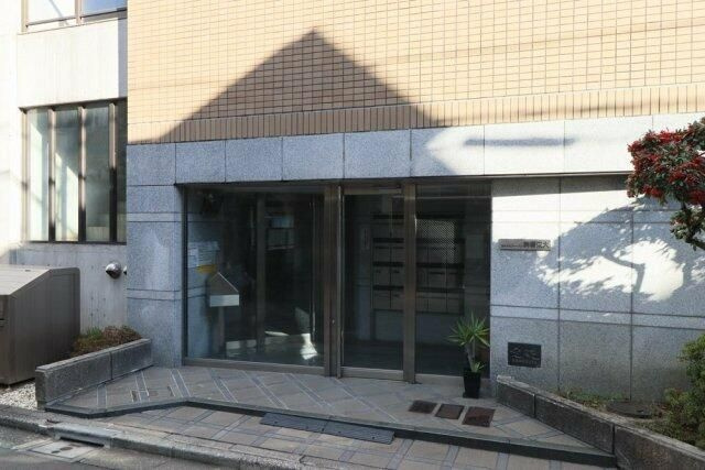 ロイヤルアーバン駒場東大のエントランス