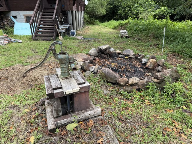 【北杜市長坂町白井沢】リビングの窓から富士山も望める大型ログハウスの庭|敷地内に井戸あり。