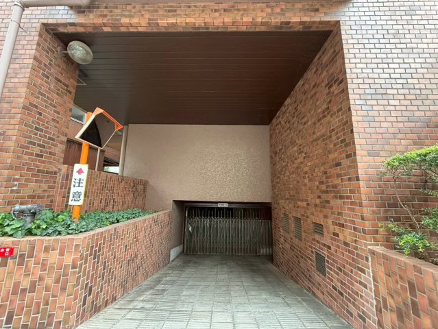 ロイヤル赤坂サルーン　501の駐車場
